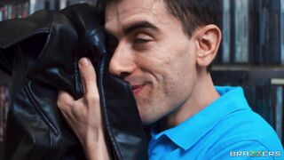 Hot Flasher Wants Porn Flicks And Dick in 4K – Samie Duchamp