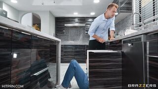 BrazzersExxtra – Handywoman Handy Pussy – Kaylee Ryder, Van Wylde