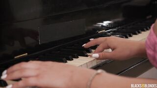 Nia Bleu – Nia Bleu Entertains Herself With Lexingtons Cock 22-12-2023